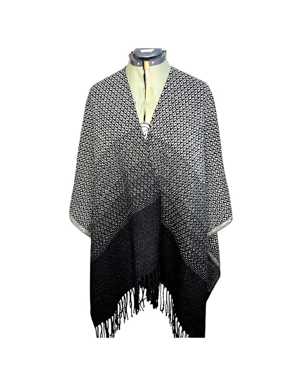 Woman's Steve Madden black and white triangular pattern ombre L-XL fringe poncho
